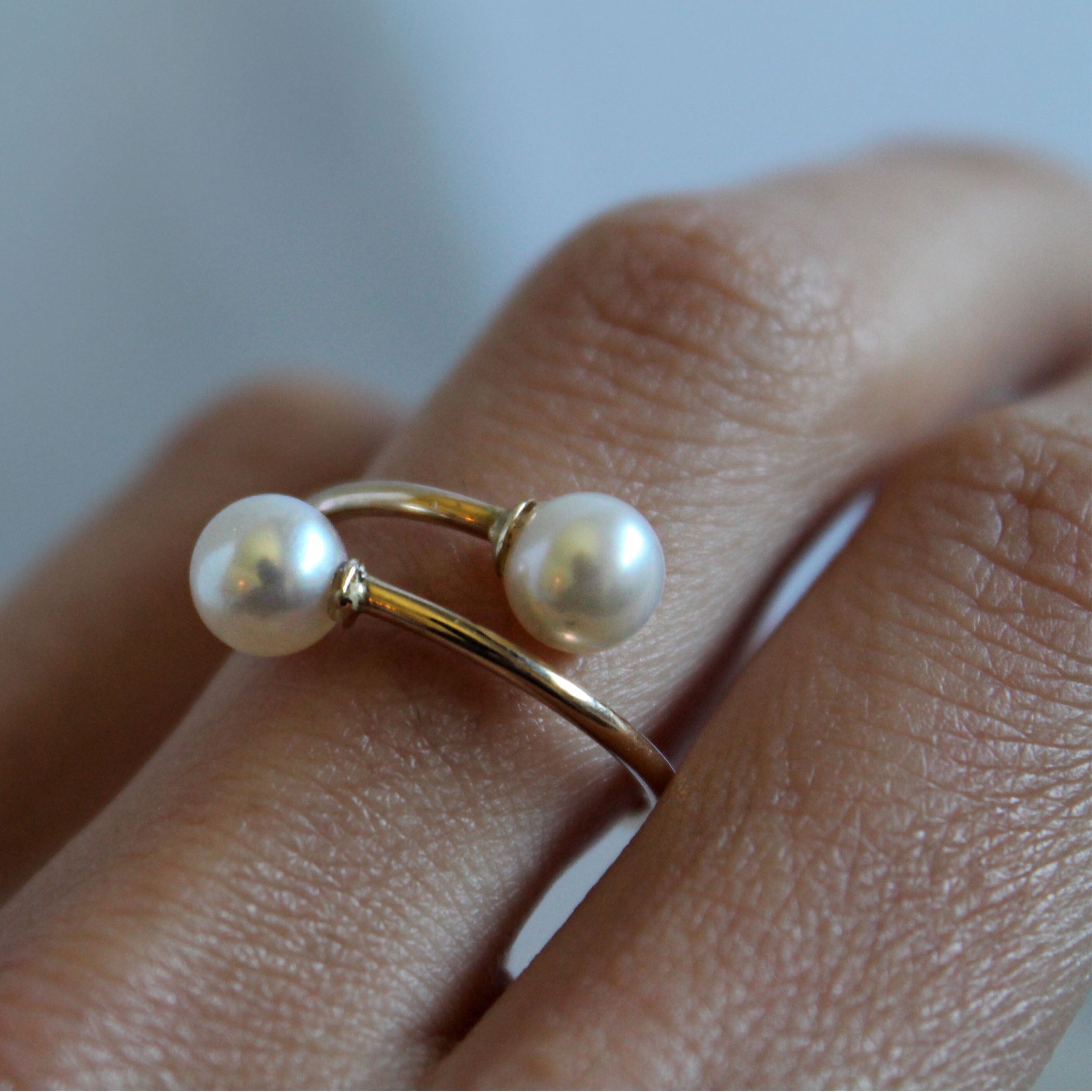 BYPASS WHITE PEARL CUFF RING