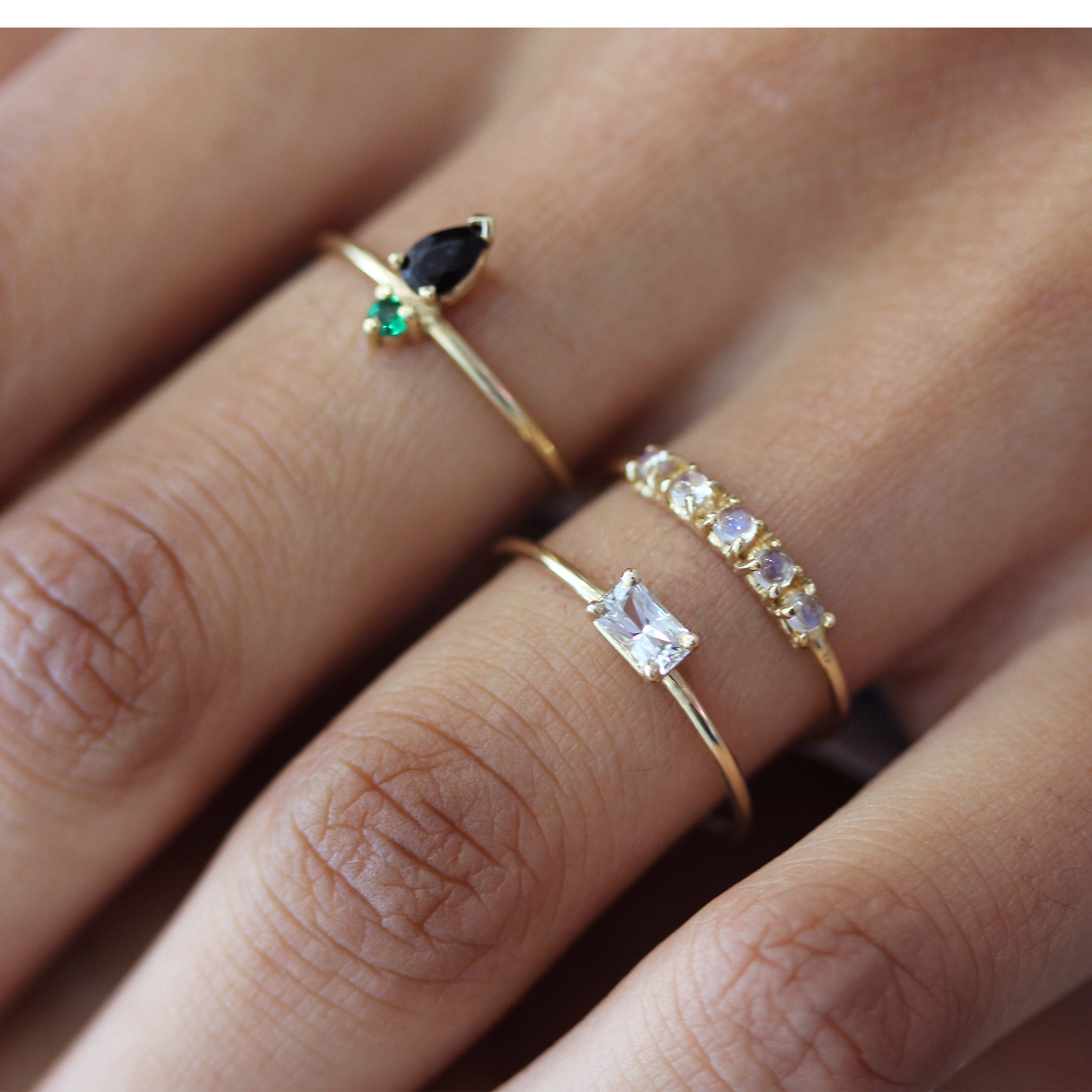 5 SMALL MOONSTONE RING