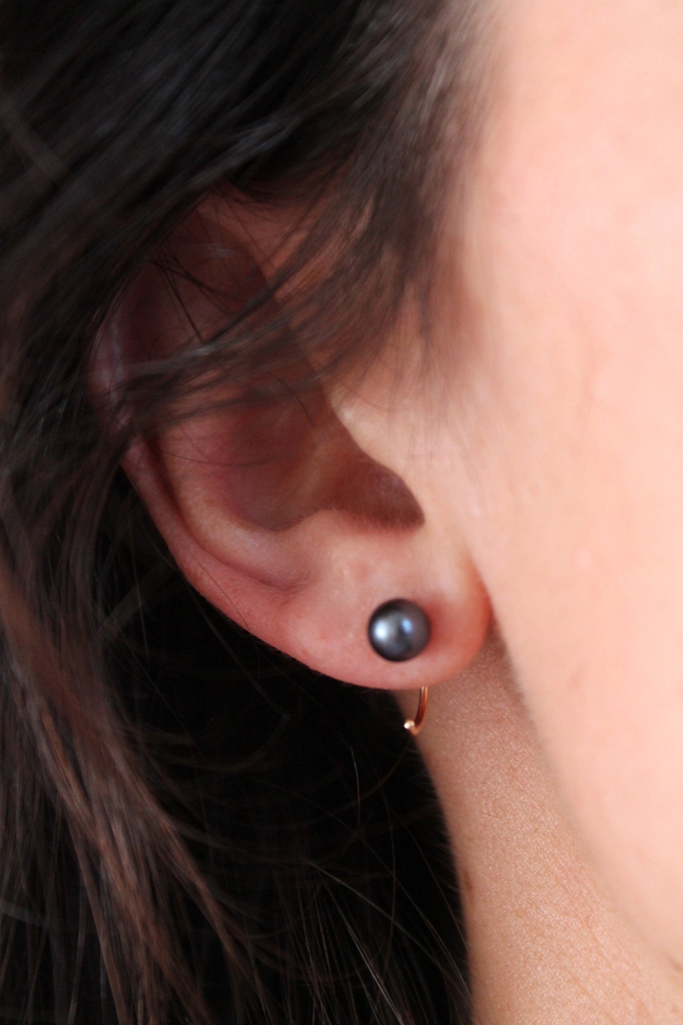 BLACK TINY PEARL EARRINGS
